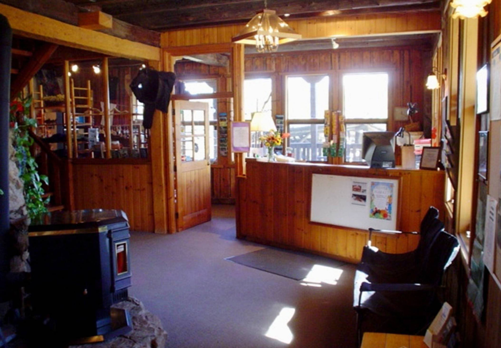 Helmcken Falls Lodge Cabin Rooms And Rv Park Clearwater Exteriör bild
